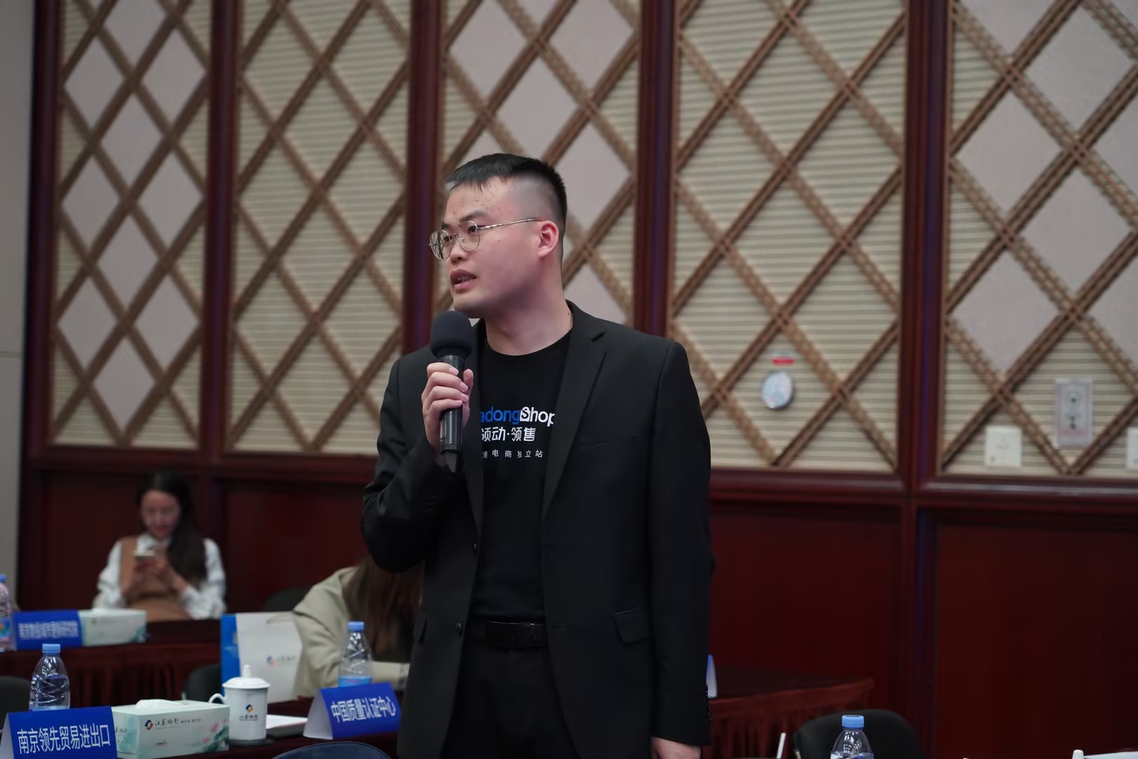 活动现场，Neil正在讲解关于知识产权保护的案例和经验